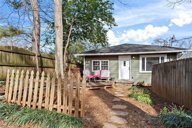 Building Photo - 2070 Ridgedale Rd NE