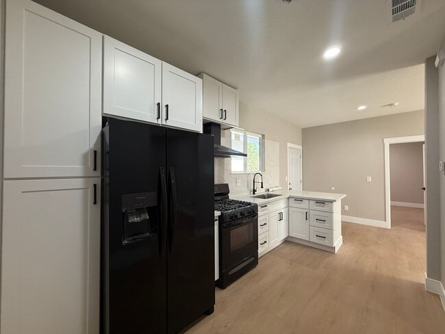 Photo - Lancaster Remodeled 3 bedroom ADU - Available Now! Unidad 1788