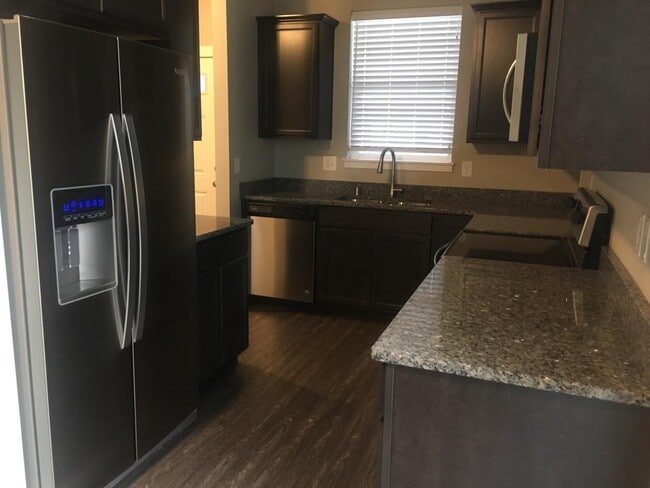 Photo - 717 E Street Unidad 101