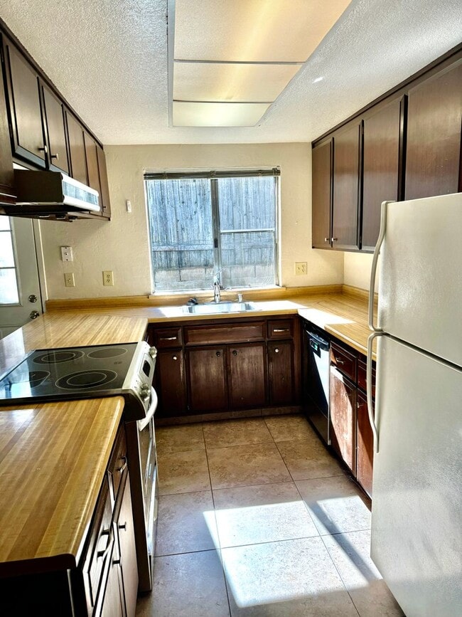 Photo - Cute Duplex in Convenient Location!