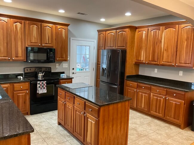 Photo - 180 Lindsey Ln