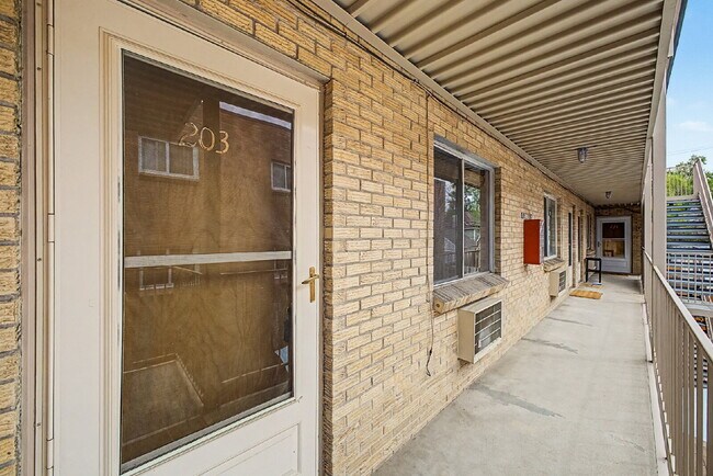 Photo - North Washington park one bedroom / one bath Apartment for rent Unit 203
