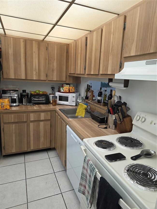 Building Photo - 8035 SW 107th Ave Unit 221