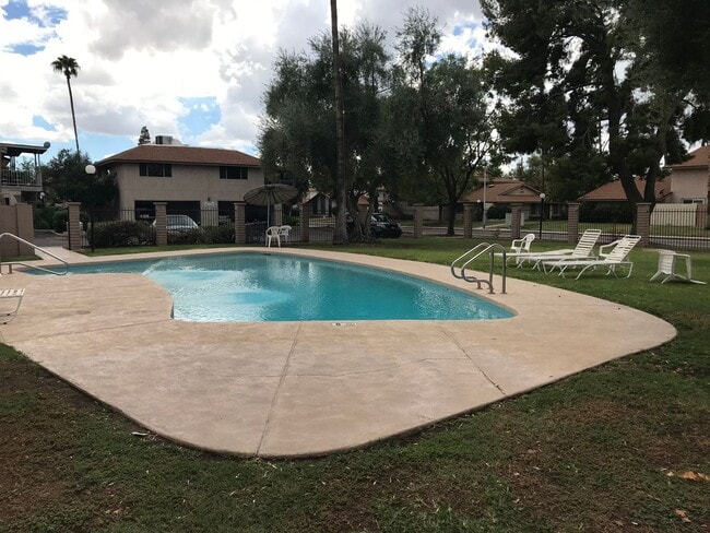 Building Photo - 2 bed 1.5 townhouse Scottsdale