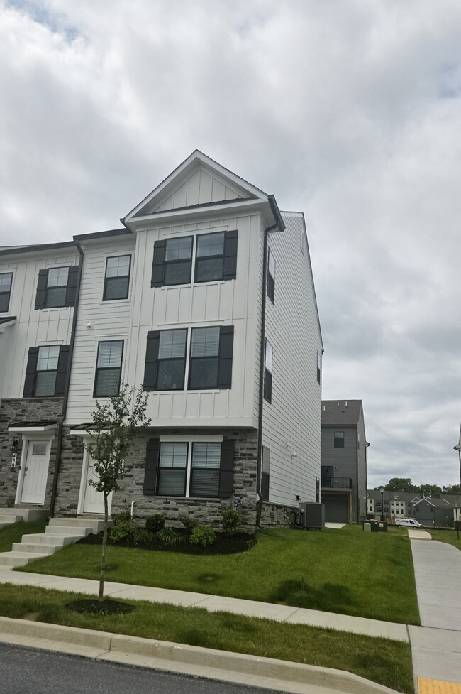 "Experience Modern Comfort: Mostly Furnished 3-Bed, 3.5-Bath Townhouse in Renn Quarter"