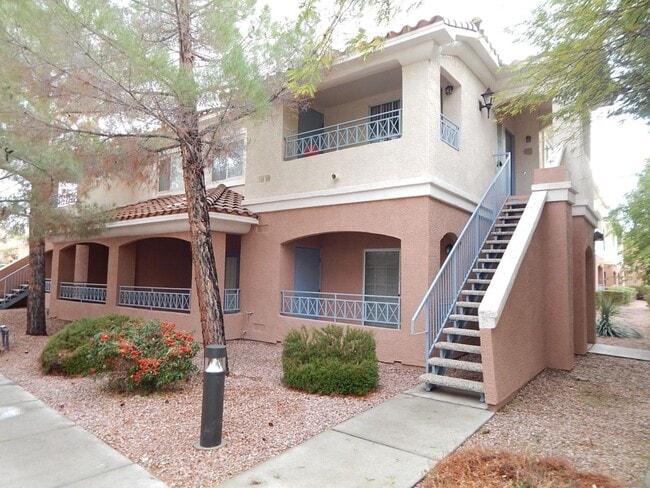 Building Photo - Cozy 1st-floor condo unit with 2 bedrooms and 2 bathrooms. Located in a guard-gated community in ...