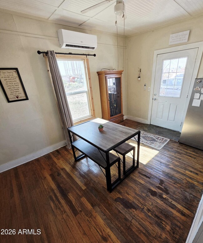 Photo - 180 W Santa Cruz St