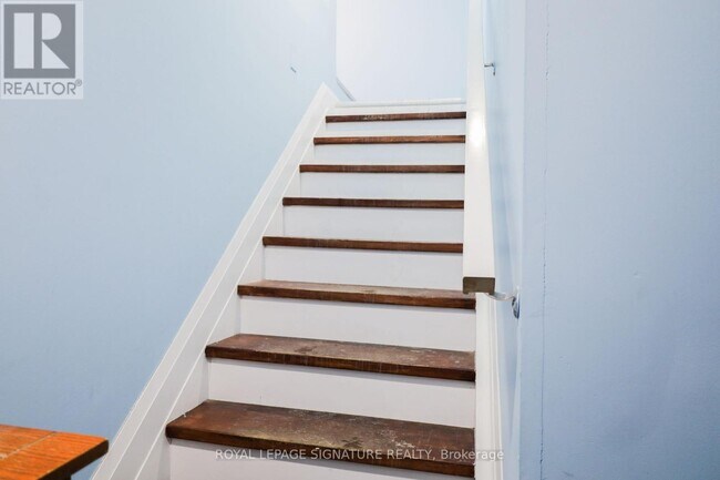 Photo - 273 Centre St N