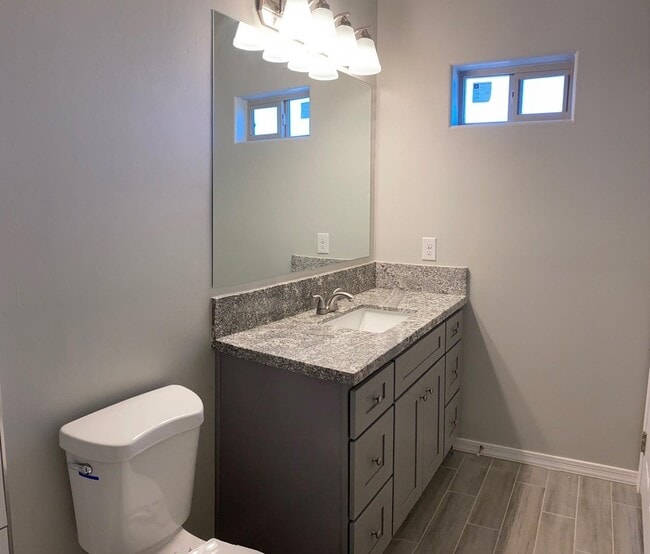 Photo - 260 W 24th St