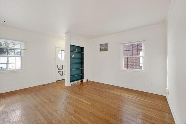 Photo - 514 W Lakeside St