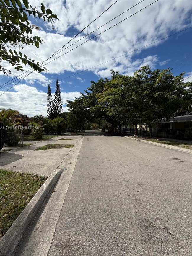 Photo - 1350 SW 13th St Unidad Rear-Ground Floor