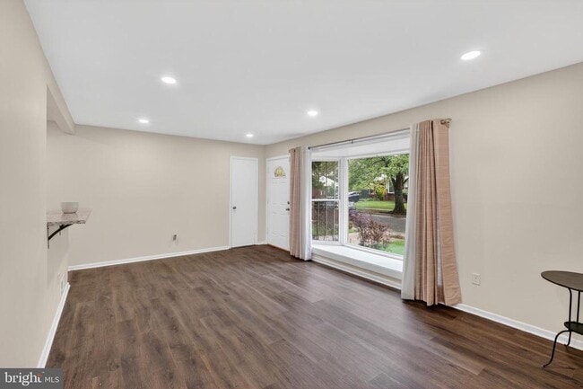Photo - 8122 Gavin St