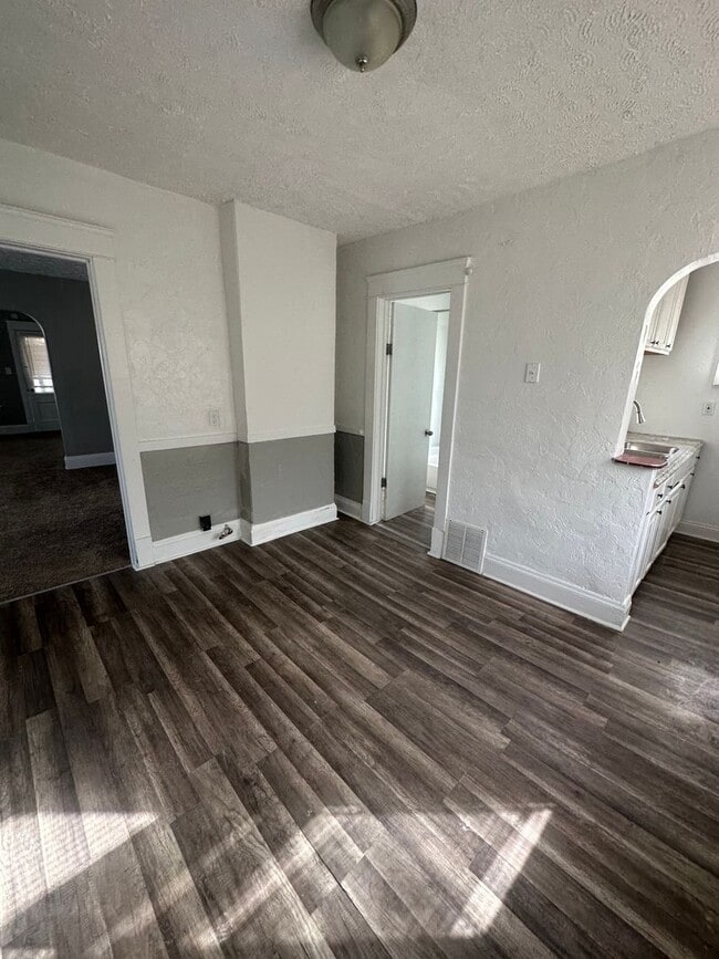 Photo - 3bd UPSTAIRS DUPLEX Cash Pay/Section 8 Unidad UP