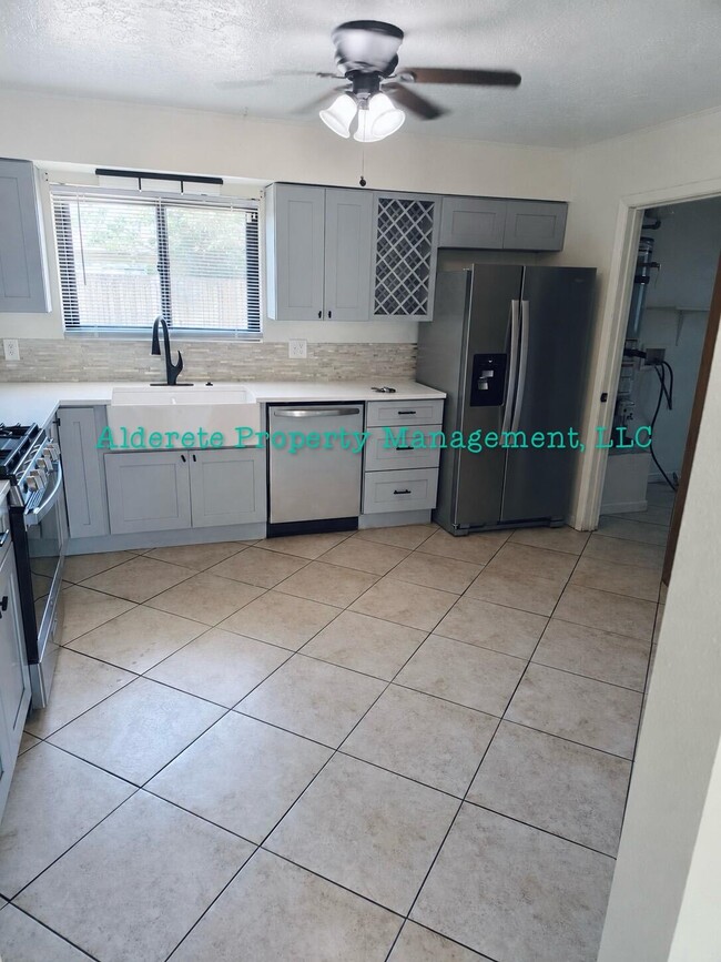 Photo - 208 Cromwell Ave SE