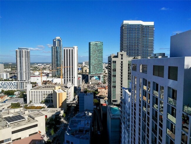 Photo - 133 NE 2nd Ave Unidad 3107