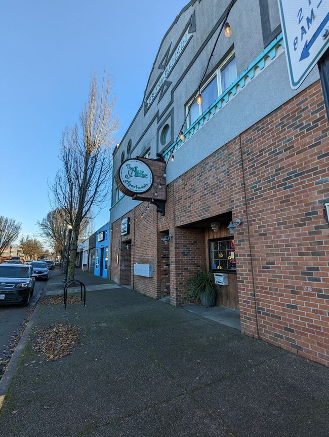 Building Photo - Great 1-Bedroom, 1-Bath Apartment In Springfield With On-site Laundry!