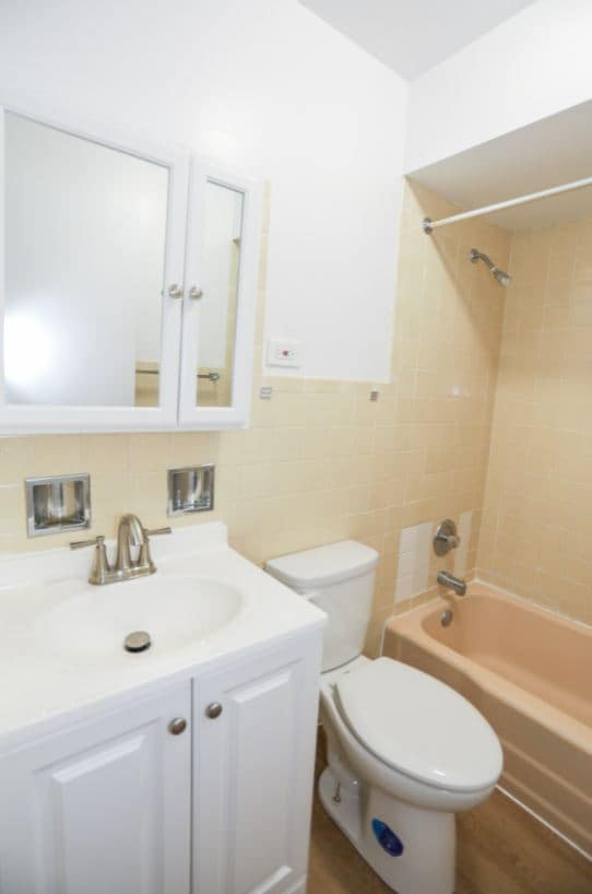 Building Photo - 2525 W Montrose Ave Unit 3