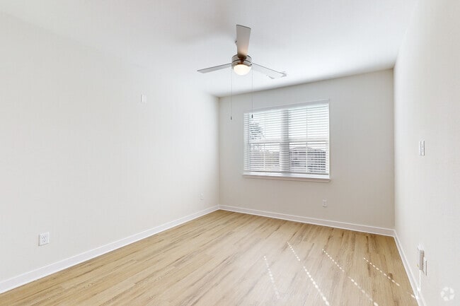 1BR, 1BA 694SF - Living Room