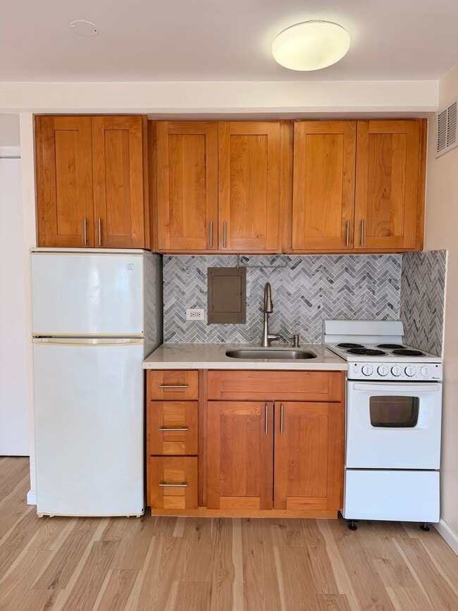 Photo - Bright Updated 1 bedroom with covered parking. ALL utilities included Unit 1006