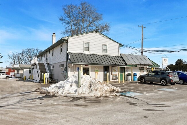 Building Photo - Available Immediately – 1B/1B Recently Renovated Unit