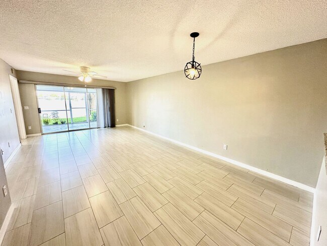 Photo - ** EMERALD LAKES ** 2 BED / 2 BATH CONDO - LAKE VIEW - CENTRAL NAPLES - ANNUAL RENTAL