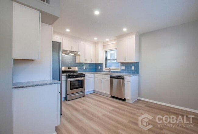 Photo - 886 St Charles Ave NE