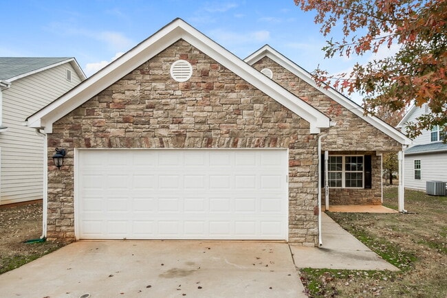 Building Photo - 717 Douglass Cir