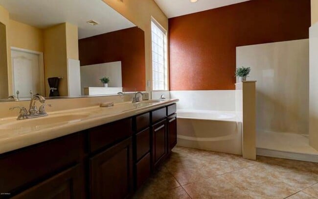 Photo - 4 bedroom in South Mountain Area