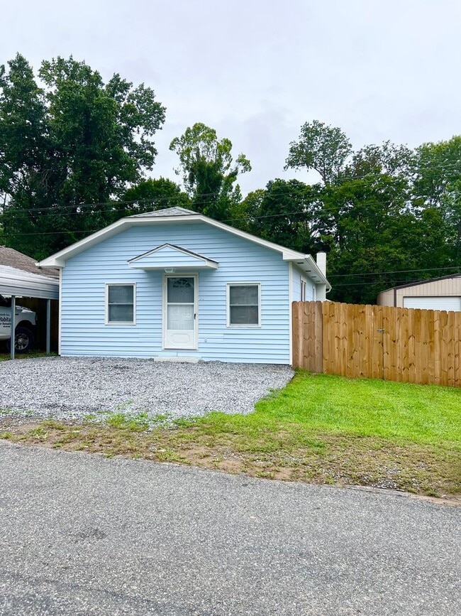 Building Photo - 3 Bedroom 2 Bath house Great Swannanoa Loc...
