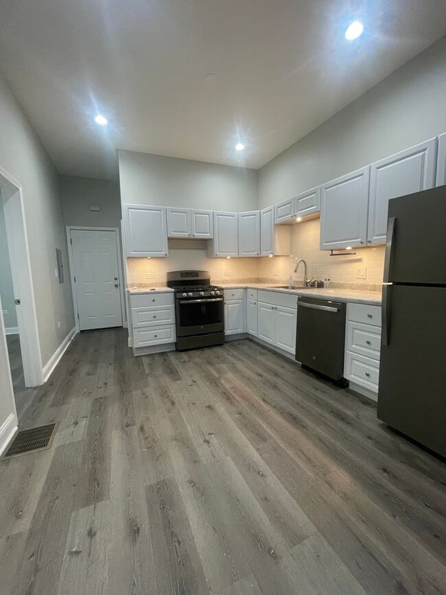 Photo - 930 W 35th St Unit 1F