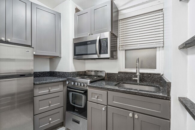 Photo - 321 E 45th St