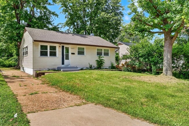 Building Photo - Spacious 3-Bedroom Home with Large Yard – Section 8 Welcome