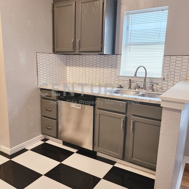 Photo - Updated 1/1 Apartment in Prime Dallas Location Ready for Move-In!