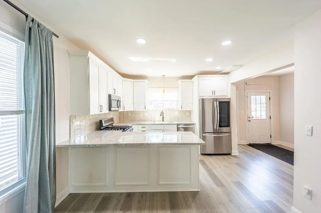 Photo - 582 Gilbert St