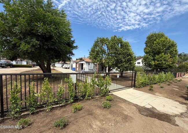 Photo - 4475 Barnard St