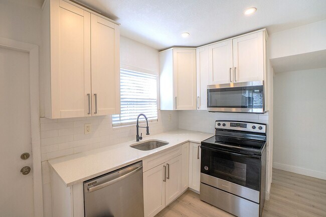 Photo - Charming 2 units building in Prime St. Pete Location Unit Cozy apt A