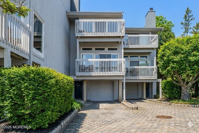 Building Photo - 23 E Mnr Sq