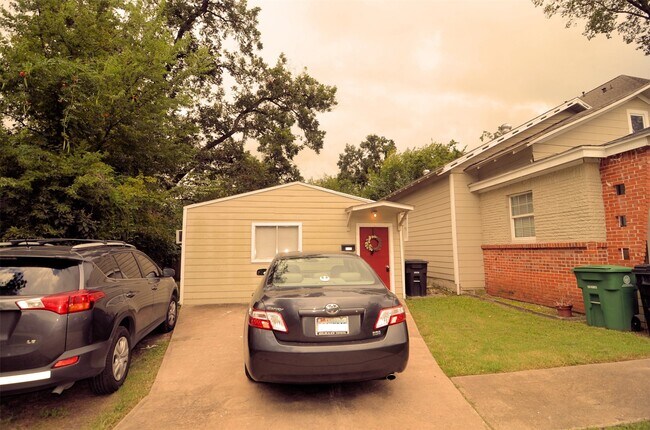 Photo - 824 W 19th St Unit A