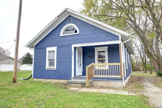 Building Photo - Quaint 2 bedroom just renovated perfect access to all of Xenia