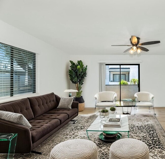 Sala de estar con porche cubierto privado - 1221 N 85th Pl