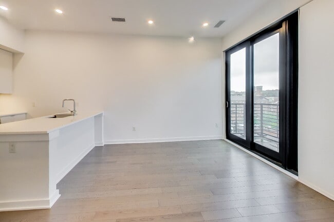 Photo - Top floor residence in elevator building with sweeping views. Unit #606