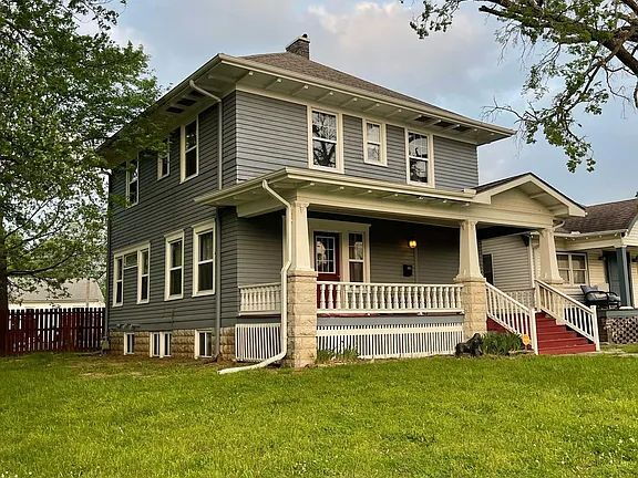 Building Photo - "Spacious 5-Bedroom Retreat with Fireplace Charm on S Broadway!"