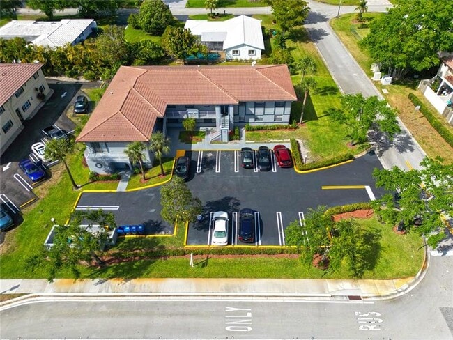 Building Photo - 10687 Royal Palm Blvd Rental