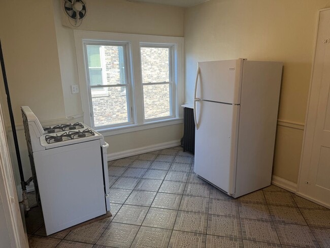 Photo - 815 E Locust St Unit 813 E Locust St (Front Upper)