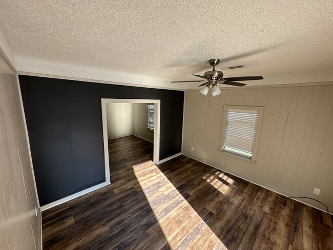 Living room - 505 N 6th St Unit B