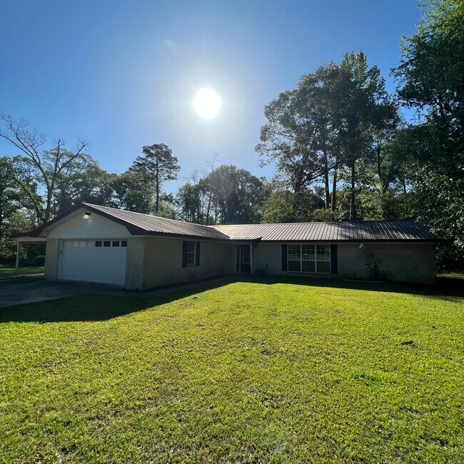 Front View 1 - 440 W Hawthorne Rd