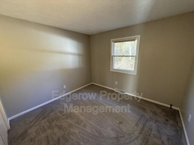 Photo - 3543 Wedgewood Dr SW