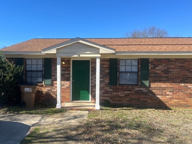 Building Photo - 2 Bed, 1 Bath Apartment Unit 116