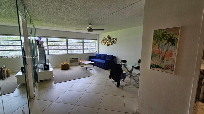 Photo - 220 Kings Point Dr Unidad 105