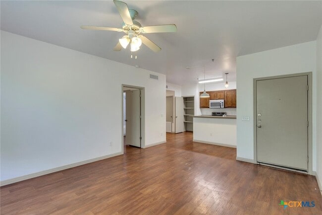 Building Photo - 1011 N LBJ Dr Unit 101